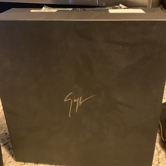 BNIB GIUSEPPE BLACK SHOE WITH GOLD ZIPPER IN BAVK AND GOLD HEEL TIP. SIZE 41 - Picture 3 of 6